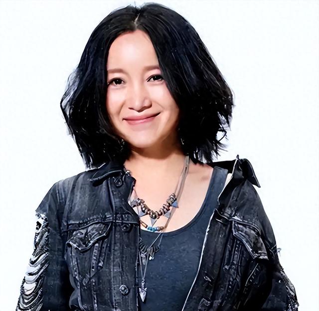 她连上5次春晚	，私下却和恩师同居怀孕被骗流产，今57岁依然单身