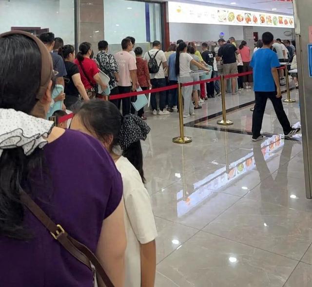 3200人涌进荣昌政府食堂吃午饭，市民：排了半小时队，是我们本地味道