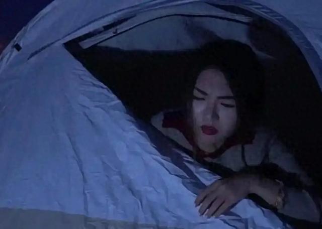 2对夫妻自驾游，夜晚同睡一个帐篷，妻子装睡，目睹丈夫的举动