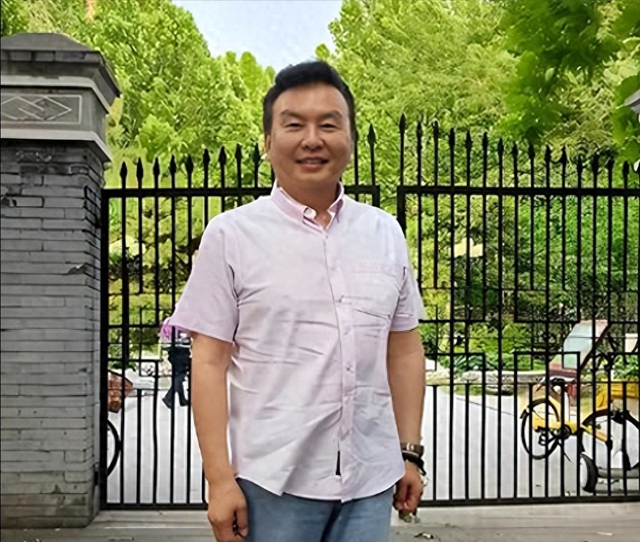 父母去世、妻子跑路、儿子失踪，央视主持人张泽群坎坷半生太孤独