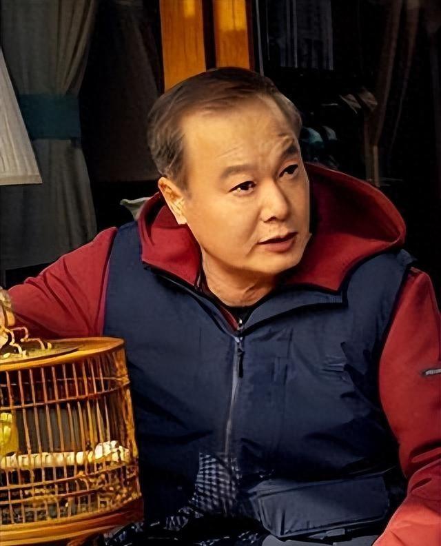 父亲是导演，母亲是老戏骨，62岁无儿无女，遗憾没让母亲当奶奶！