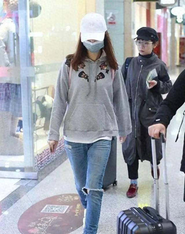 看了林心如的穿搭，我悟了：卫衣不配阔腿裤、短靴，才更洋气减龄