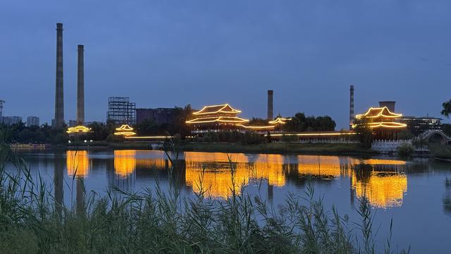 京城入夜流光溢彩，处处美景温柔醉人