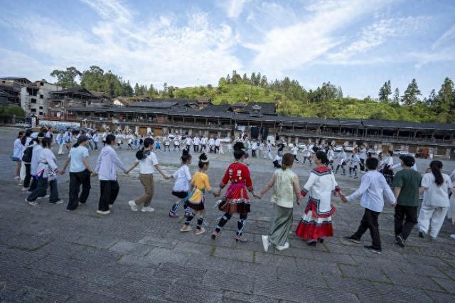 跨越千里的约定：南通与小黄侗寨的九年文化深情