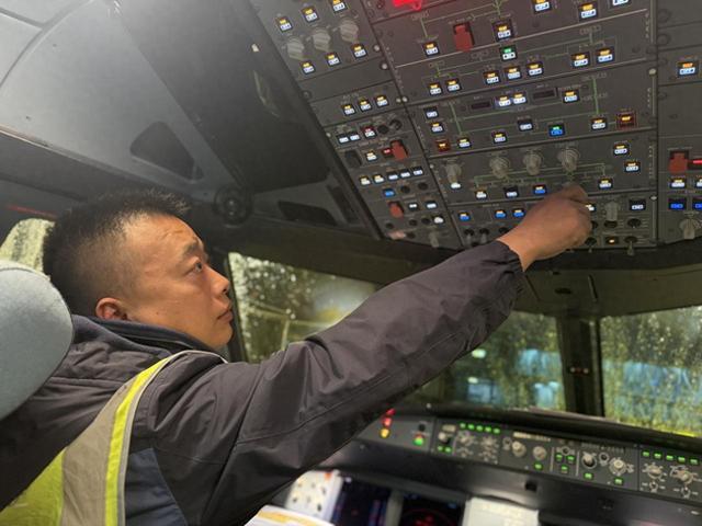 动静特稿丨云上的人——机腹下的“钢铁医生”