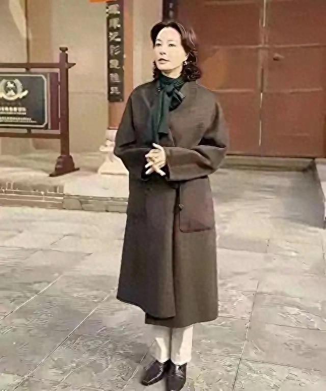 她是最漂亮的央视主持人，离过两次婚，如今还是一个人生活。