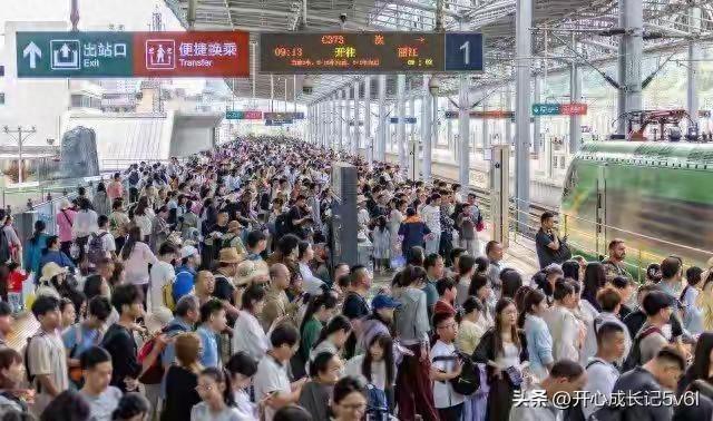 云南旅游火爆：人潮涌动挤不出站，真是去看人头了！！