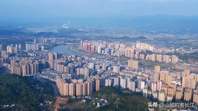四川东边的人口大县,被称为铁路十字路口,但到省会却并不便利?