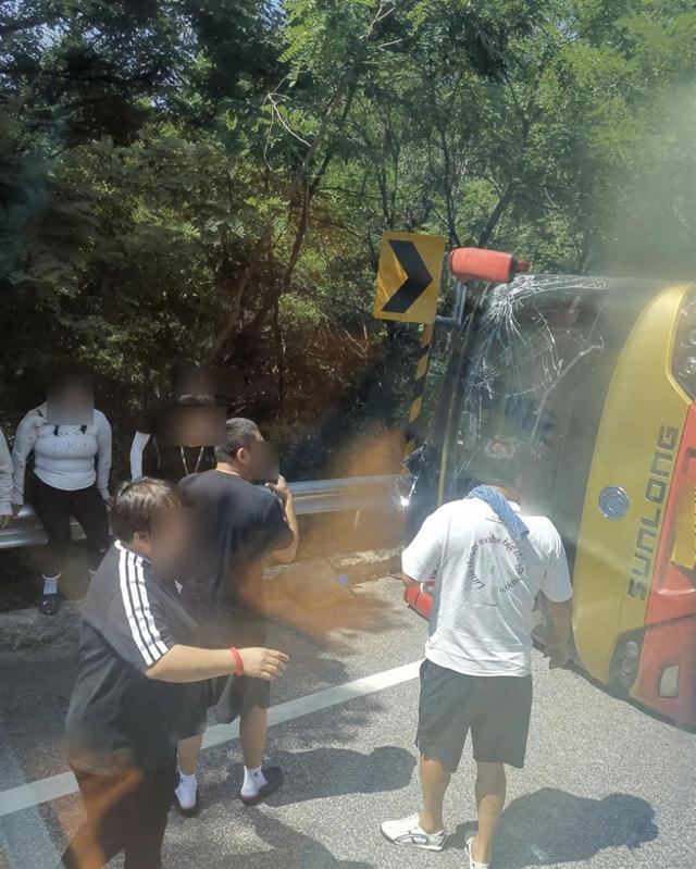 辽宁抚顺一旅游大巴在景区翻车，殡仪馆接到死者遗体，目前现场交通已恢复