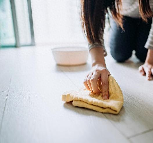 内蒙古一保姆与雇主发生争执后从6楼爬阳台坠落，索赔10多万医疗费，法院：雇主无责