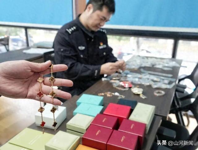 22人被抓！上海一小区别墅成窝点，夫妇俩为首干这种事，还在直播间里卖