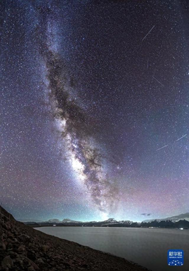 西藏日喀则：在佩枯错邂逅银河与流星