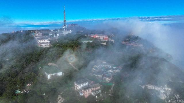 秋雨之后，泰山之巅云海翻涌似仙境