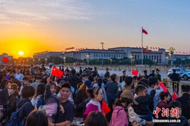 国庆中秋“双节”相遇，外媒：中国旅游业蓬勃发展，民众热情出游