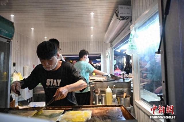 “拉萨不夜城”人气火爆 成旅游新热点
