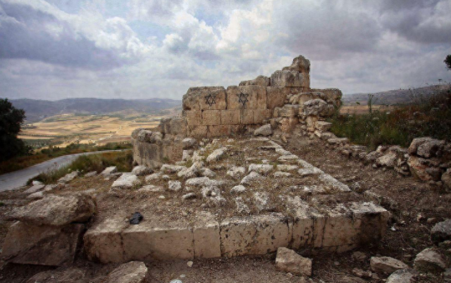 石碑下的驱逐，塞巴斯提亚村民守护的不只是土地，更是文明记忆