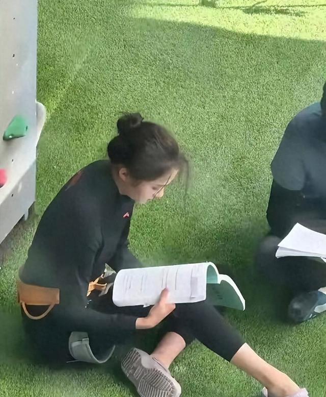 网友偶遇关晓彤吊威亚攀岩，腿也太长了吧，让旁边的人自形惭秽