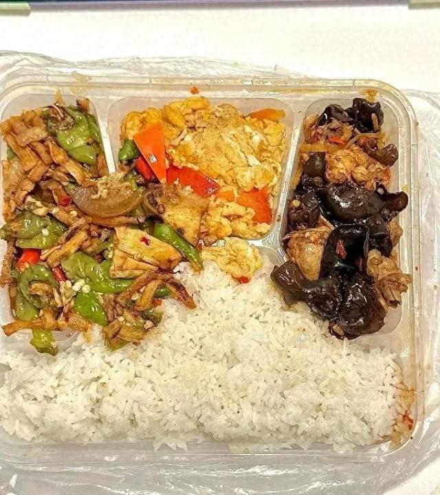 北京下了硬命令	，2027年底前，所有中小学必须告别“校外供餐”