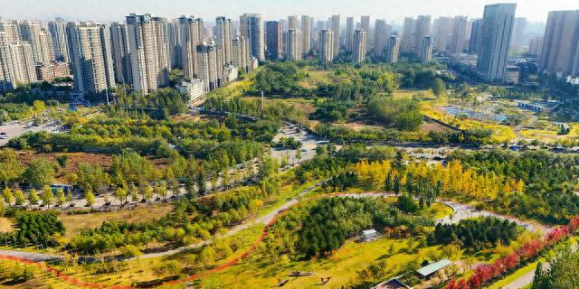 唐山市人民公园秋季美国枫叶红了，未来人民公园还会向西扩容吗