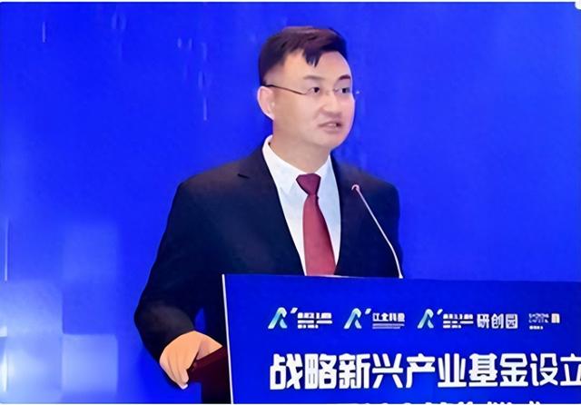 叛逃中国！年薪600万的华为高管，美国身份被扒后，更多猛料曝光