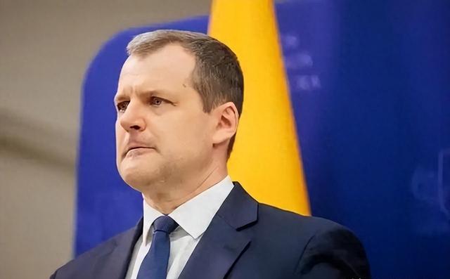 对华合约全部撕毁！中国又一伙伴背后捅刀子，骗走了20亿倒向美国