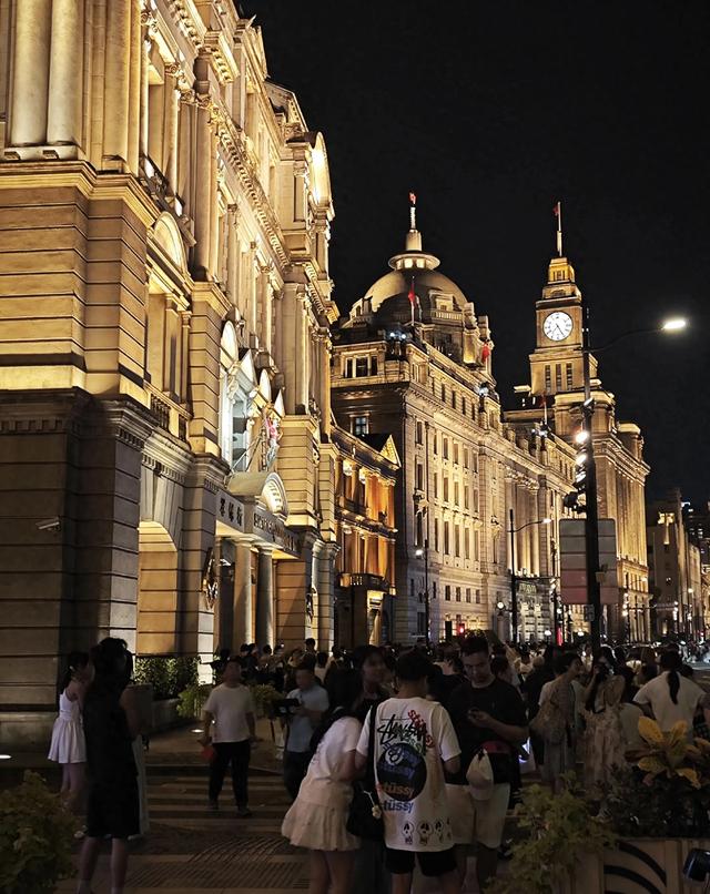 上海外滩近代建筑群夜景，让很多人停下了脚步！