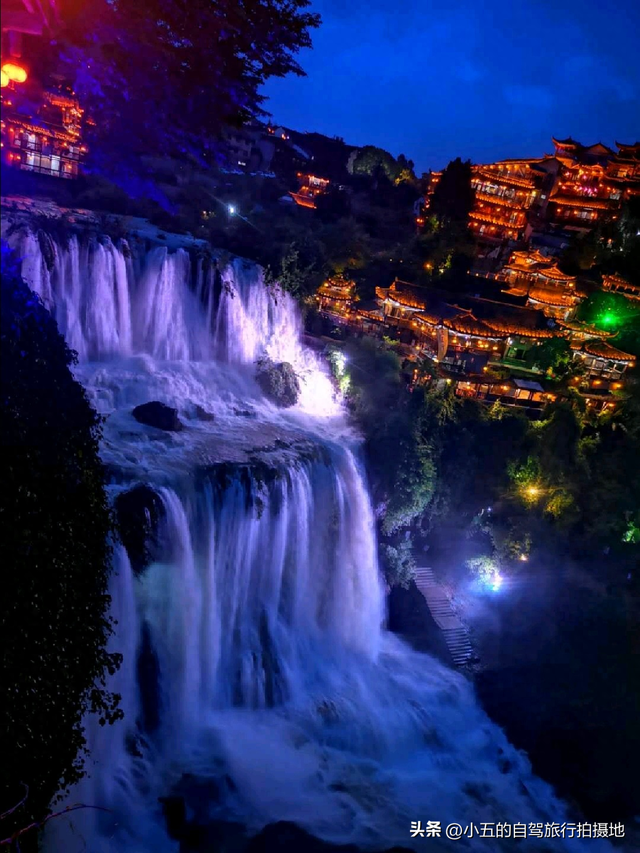 2025芙蓉镇暴走攻略！瀑布灯光秀+刘晓庆米豆腐，夜游爽到尖叫！