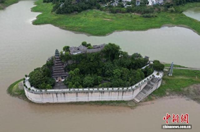 海外华文媒体走进重庆忠县参观长江“盆景”石宝寨