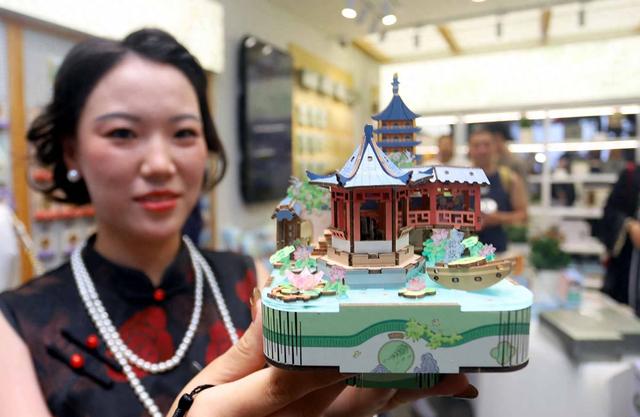江苏苏州：文创产品为游客带来新潮的文化消费体验