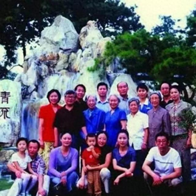 2000年，王光美八十大寿，刘氏家族在钓鱼台聚会，一张罕见全家福