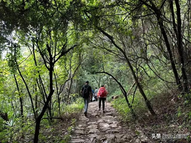 周末徒步，爬西山、走千步岩、过东风坝，我们在山水间快乐行走