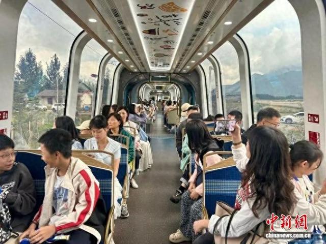 云南丽江雪山观光火车成暑期热门 日均接待游客3000余人次