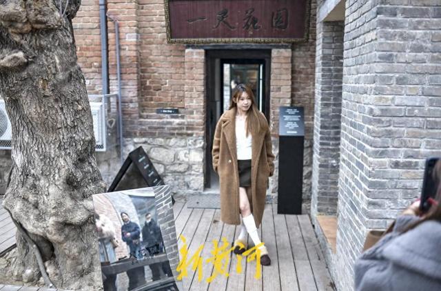 墙缝里“流”出网红新景点 明府城西更道泉水小河迎客