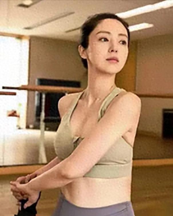 45岁董璇晒健身照	，身材紧致小蛮腰，怪不得能拿下小9岁弟弟！