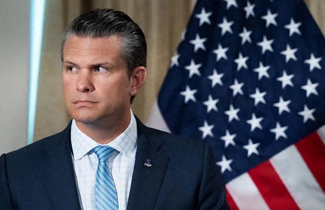 特朗普已连炸7国，美防长逼中国往后退	，102架次美军机分批进南海