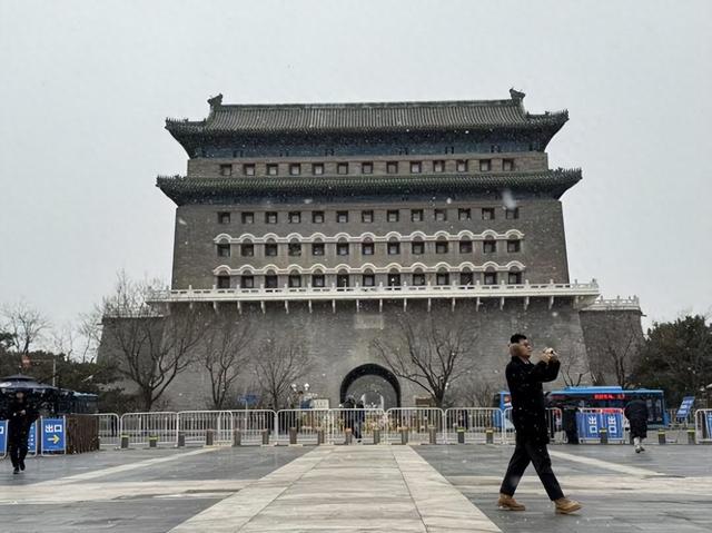 视点｜初雪降临前门步行街 白雪绘就京城冬韵