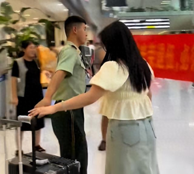 女友接退伍男友回家，对方却态度冷淡遭质疑后续：女方回应来了
