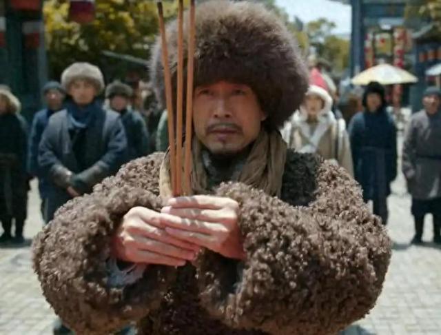 54岁凭央视大剧一夜爆火，如今又父子同台飙戏，17岁儿子比他还帅