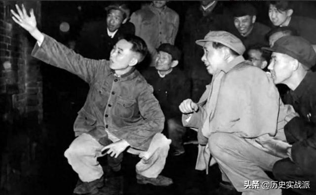 1958年，李井泉陪毛主席冒雨视察隆昌，主席笑称：我们都是黑炭头