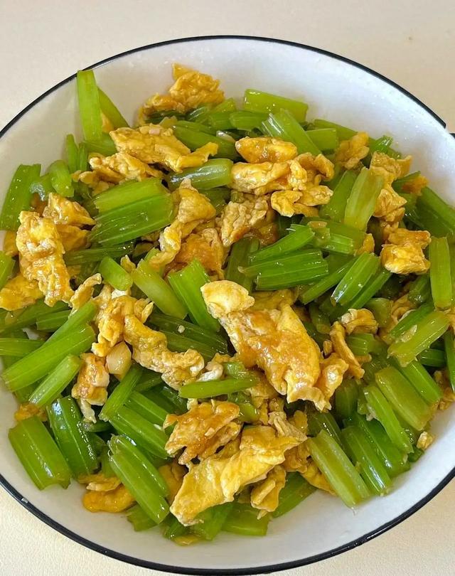 它是“长寿菜”，一吃通便，二吃护眼，三吃降压，中老年要常吃