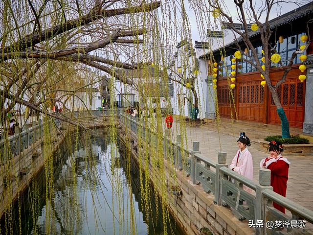 湖北祥云湾初春：垂柳展新颜 古建谱华章