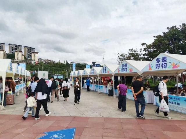 贵阳东站“非遗”集市展示贵州优秀文化