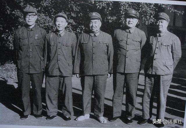 1973年，他当选中央6号首长，几个月后辞去中央职务，专职任司令