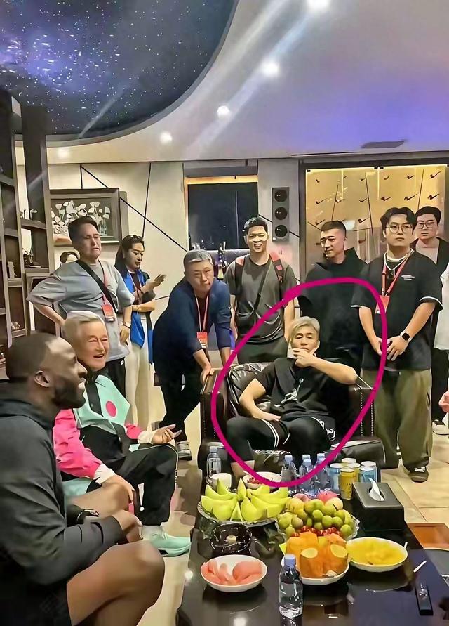 哇，在赵本山面前敢这么坐的不多吧