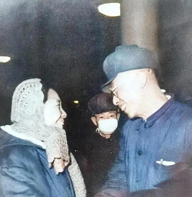 1959年，溥仪特赦后回北京，五妹韫馨在车站接他，留下这一张合影