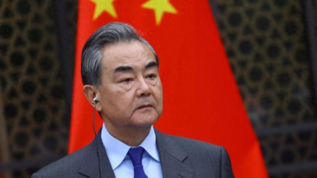 驻日大使馆警告话音未落，日本开出危险“首枪”，王毅给高市定性