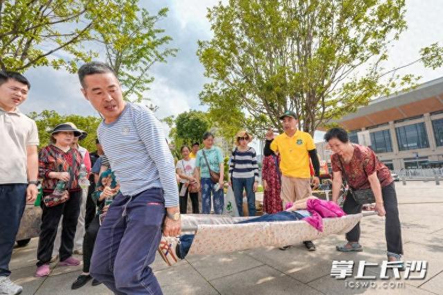街道逃生攻略（硬核操作30秒完成火灾逃生全流程）