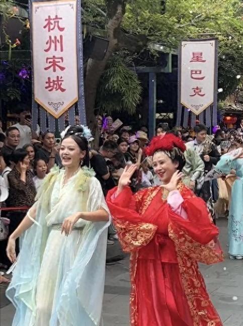心酸！56岁翁虹走穴商演，在景区跳舞供人观赏，长这么漂亮可惜了