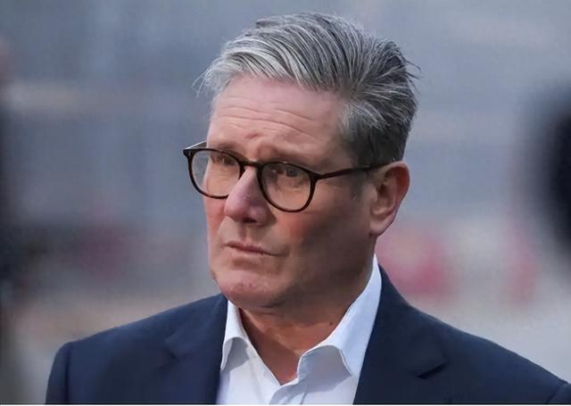 不忍了！马克龙刚到北京，斯塔默就翻脸？对英国，中国必须动真格