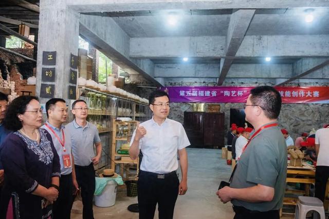 德化县县长吴志朴到太平宫窑调研